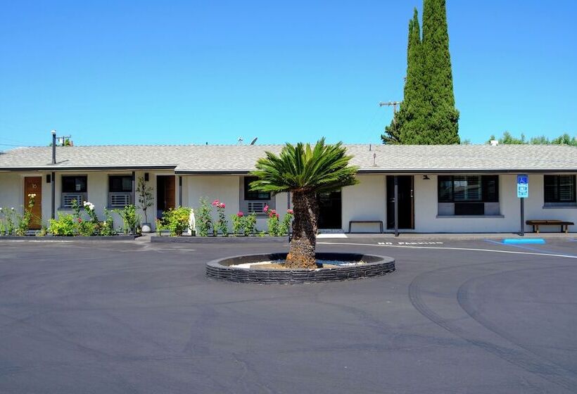 הוסטל Adobe Inn