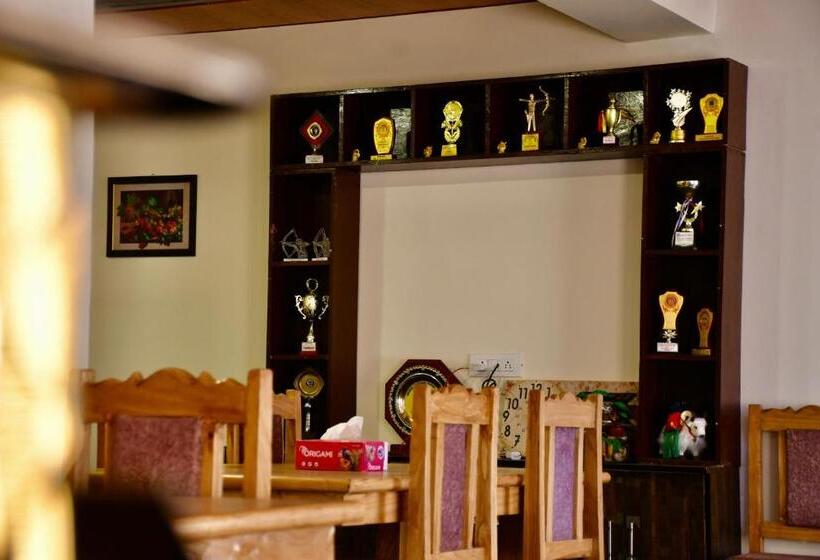 민박 Grand Himalaya Homestay Ladakh By Lexstays