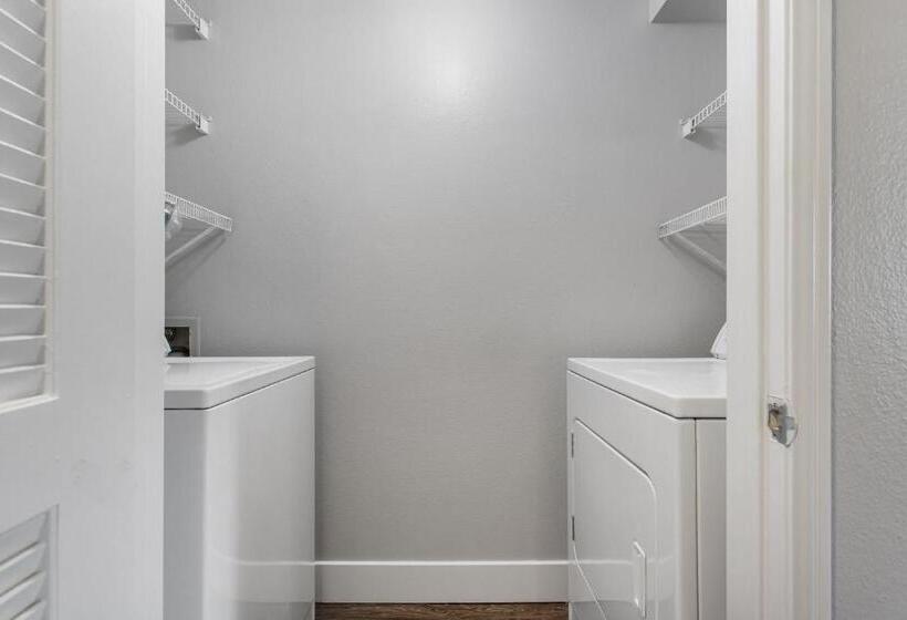 カプセルホテル Santa Monica 2bedrooms Pool&gym&free Parking