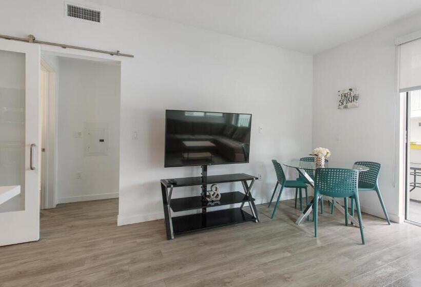 Капсульный Oтель Santa Monica Mid City 2bedroom Pool & Parking