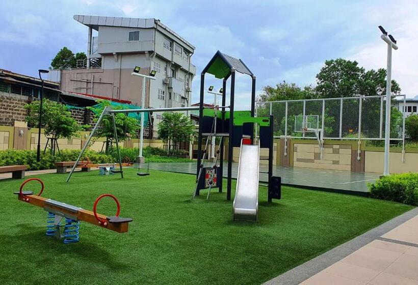 هتل Cuddle & Cradle Staycation At The Celandine