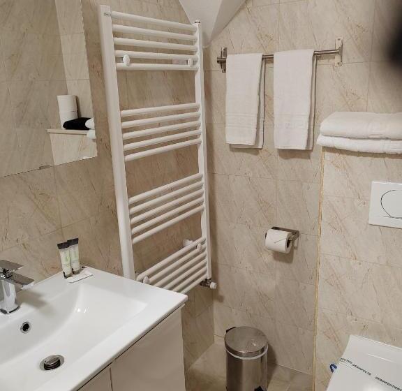 Отель Pensiunea La Cazaci