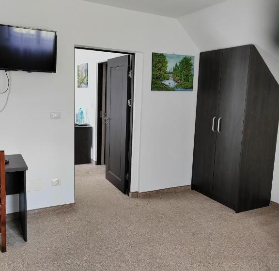 Отель Pensiunea La Cazaci