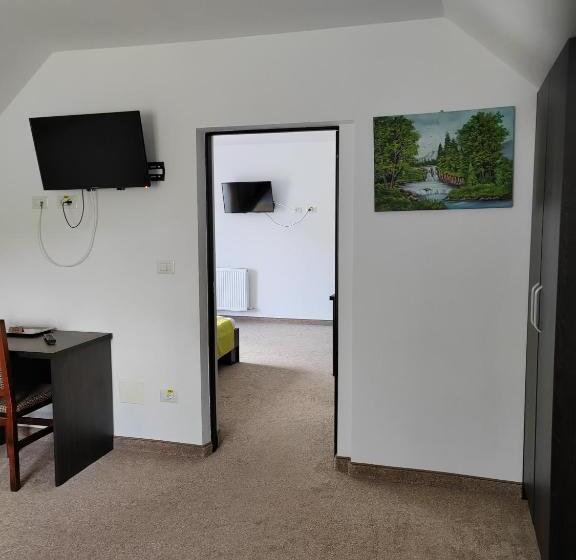 Отель Pensiunea La Cazaci