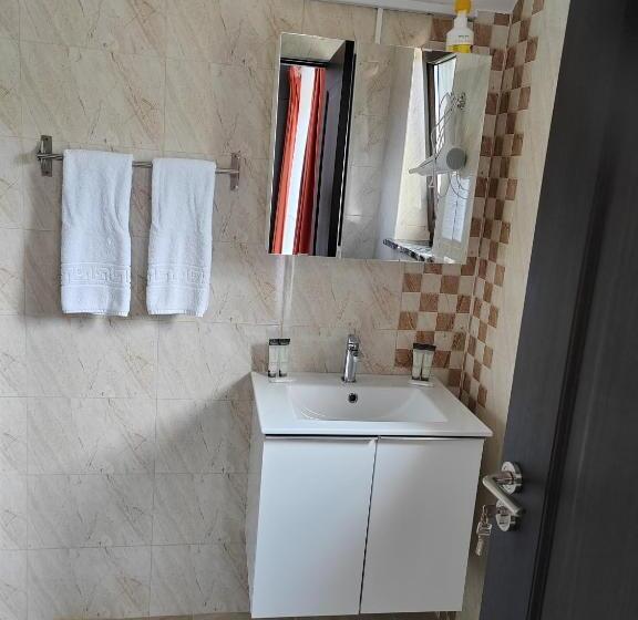 Отель Pensiunea La Cazaci