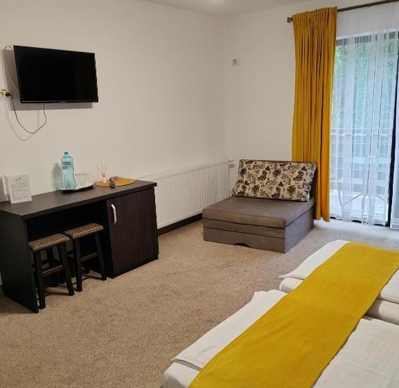 Отель Pensiunea La Cazaci