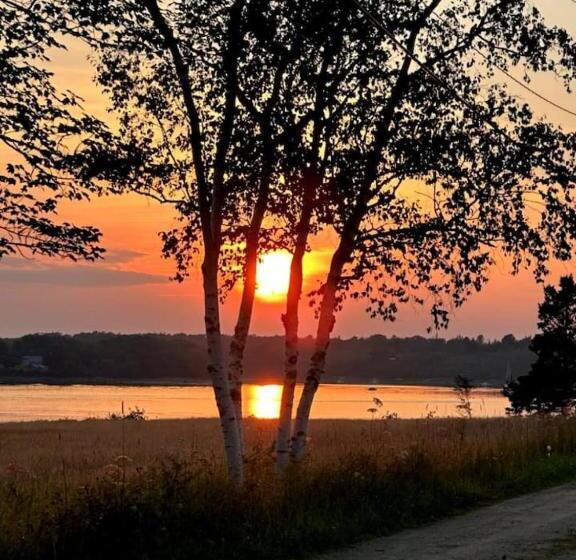 בית מלון כפרי Tapley Farm Charming Barn At Salt Water Farm