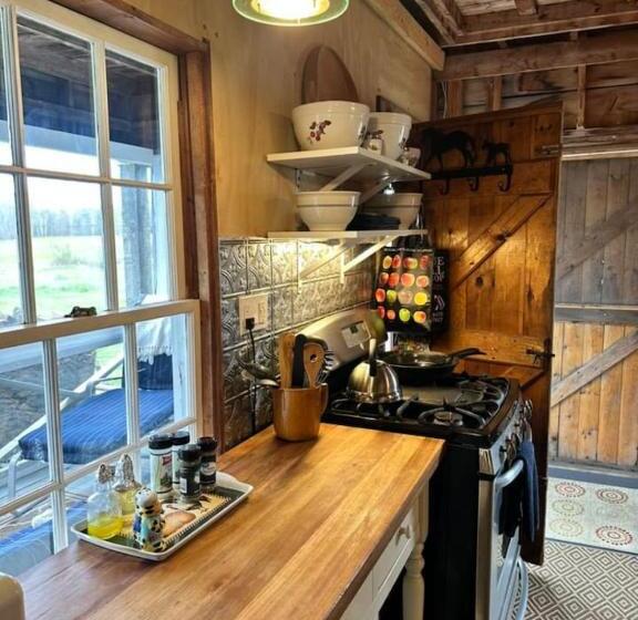 בית מלון כפרי Tapley Farm Charming Barn At Salt Water Farm