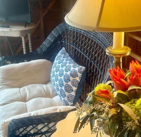 בית מלון כפרי Tapley Farm Charming Barn At Salt Water Farm