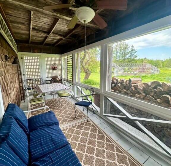 בית מלון כפרי Tapley Farm Charming Barn At Salt Water Farm