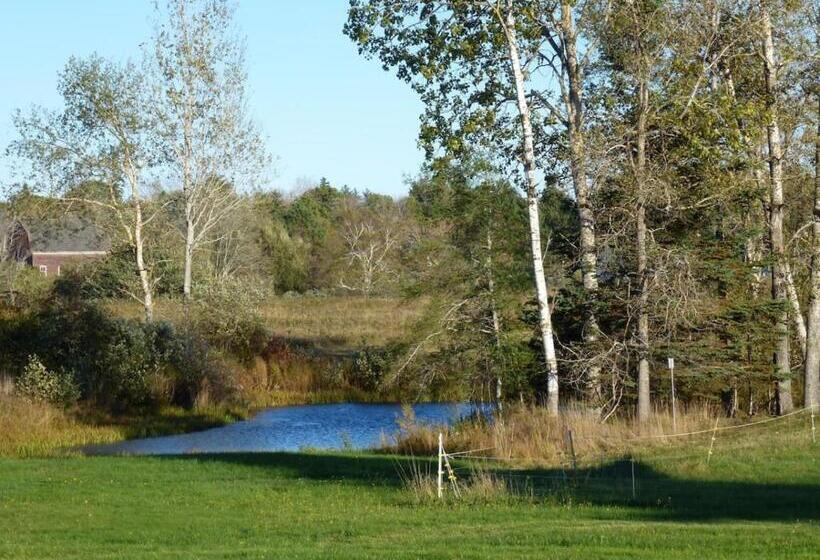 בית מלון כפרי Tapley Farm Charming Barn At Salt Water Farm