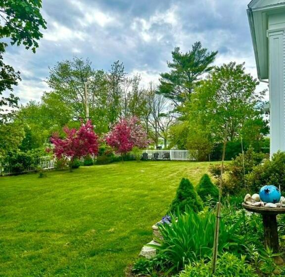 בית מלון כפרי Tapley Farm Charming Barn At Salt Water Farm