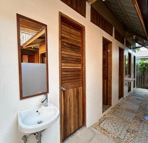 Islanders Hostel Port Barton