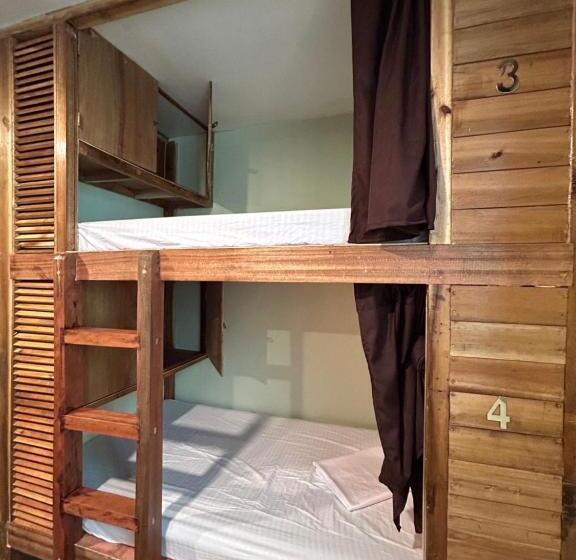 Islanders Hostel Port Barton