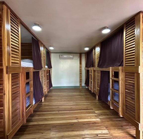 Islanders Hostel Port Barton