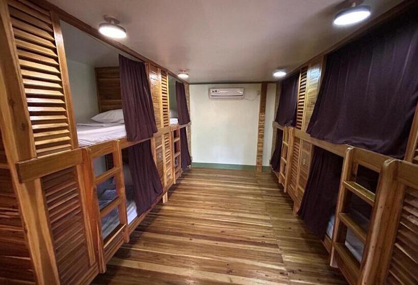 Islanders Hostel Port Barton