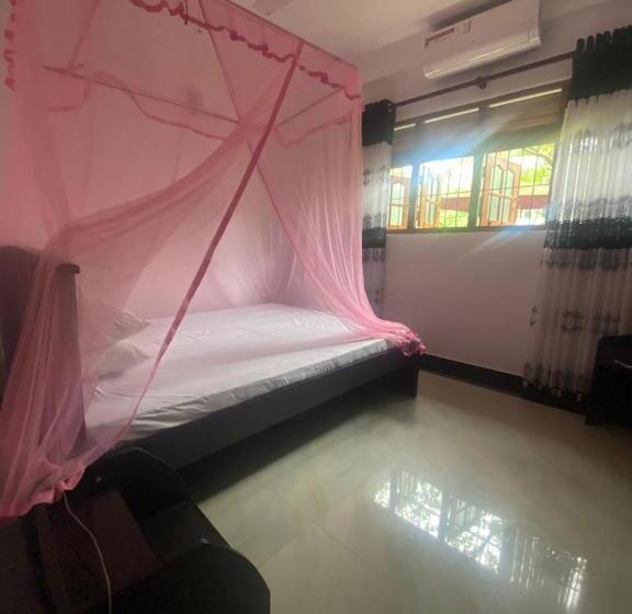 Пансион Bat House