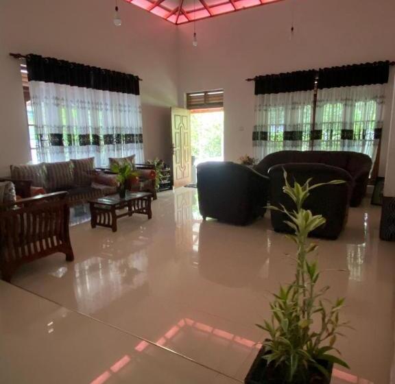 Пансион Bat House