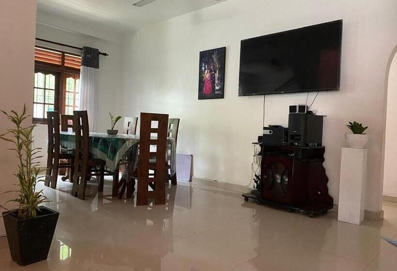 Пансион Bat House