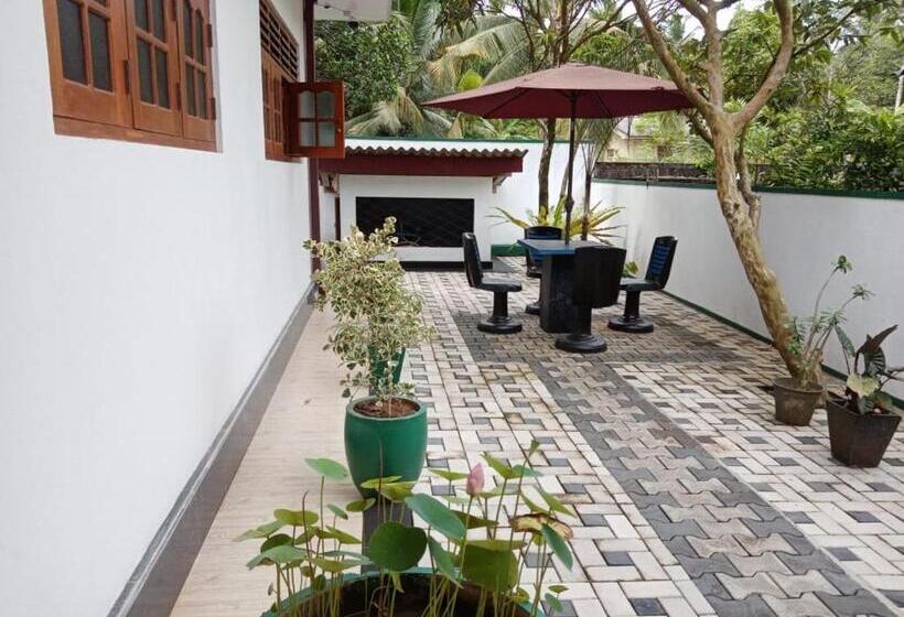 Пансион Bat House