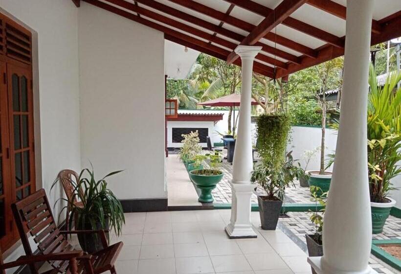 Пансион Bat House