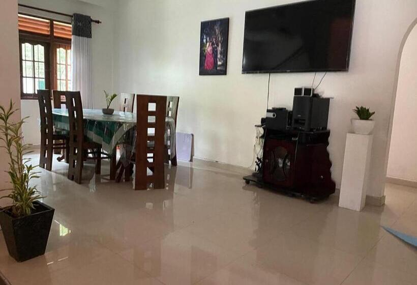 Пансион Bat House