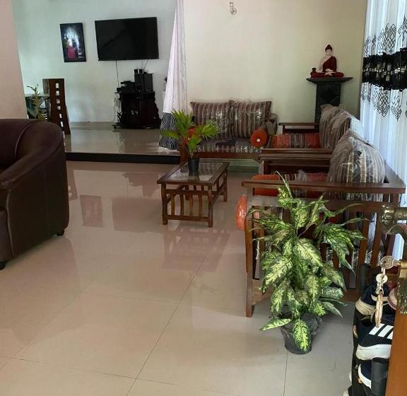 Пансион Bat House