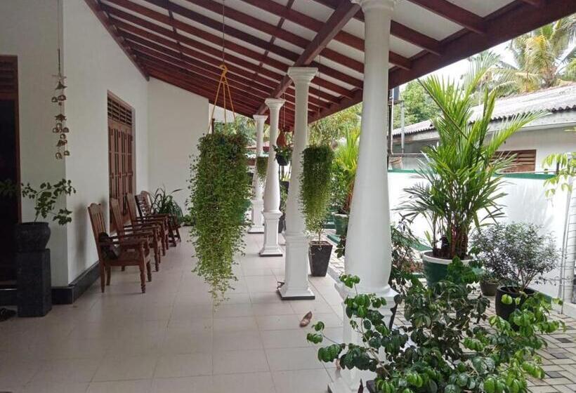 Пансион Bat House