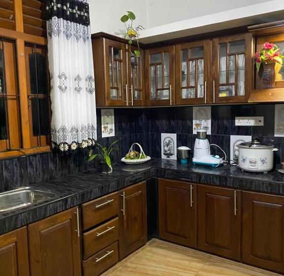 Пансион Bat House