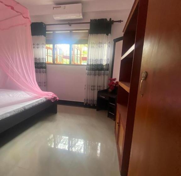 Пансион Bat House