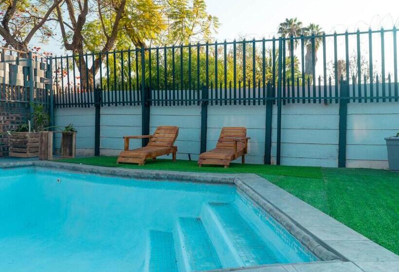 פנסיון Plein On Suid Guesthouse