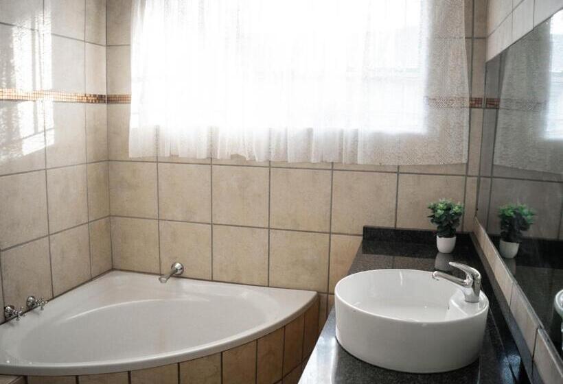 פנסיון Plein On Suid Guesthouse