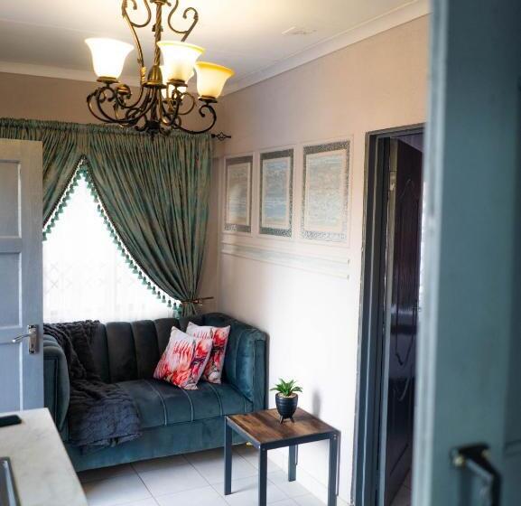 פנסיון Plein On Suid Guesthouse