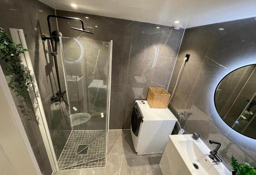 Pensiune Happy Days Relaxing Room With Smart Solutions Shared Apartment With One Other Bedroom