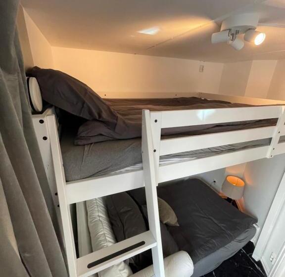 Pensiune Happy Days Relaxing Room With Smart Solutions Shared Apartment With One Other Bedroom