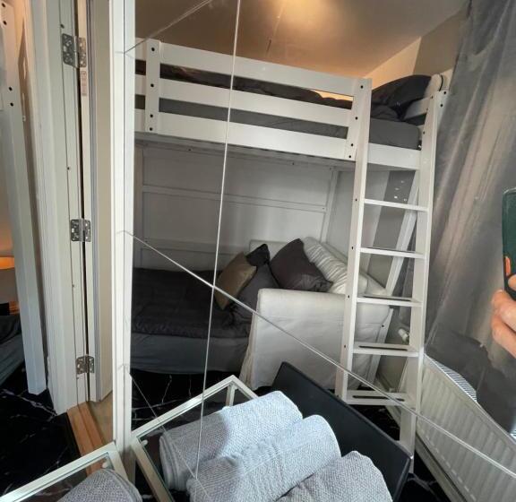 Pensiune Happy Days Relaxing Room With Smart Solutions Shared Apartment With One Other Bedroom