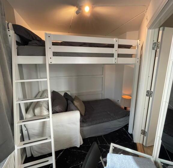 Pensione Happy Days Relaxing Room With Smart Solutions Shared Apartment With One Other Bedroom