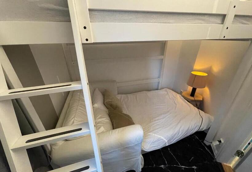 Pensiune Happy Days Relaxing Room With Smart Solutions Shared Apartment With One Other Bedroom