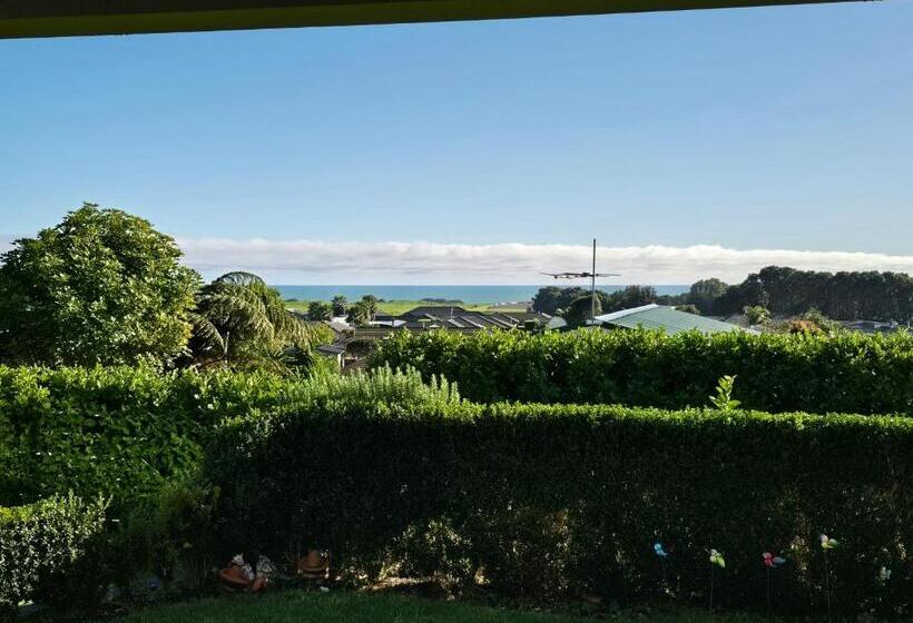 پانسیون The Lily Inn