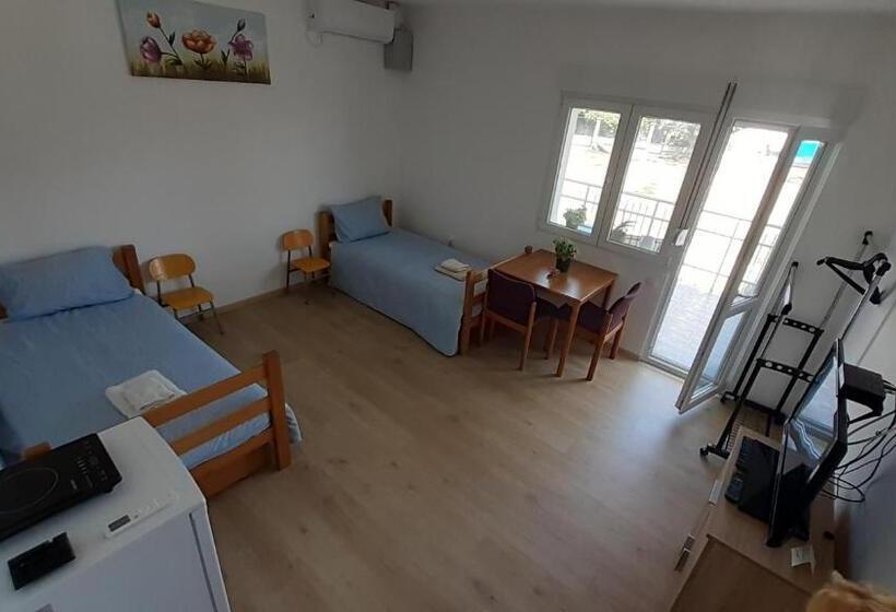 پانسیون Udobna Dvokrevetna Soba Sa Terasom #2