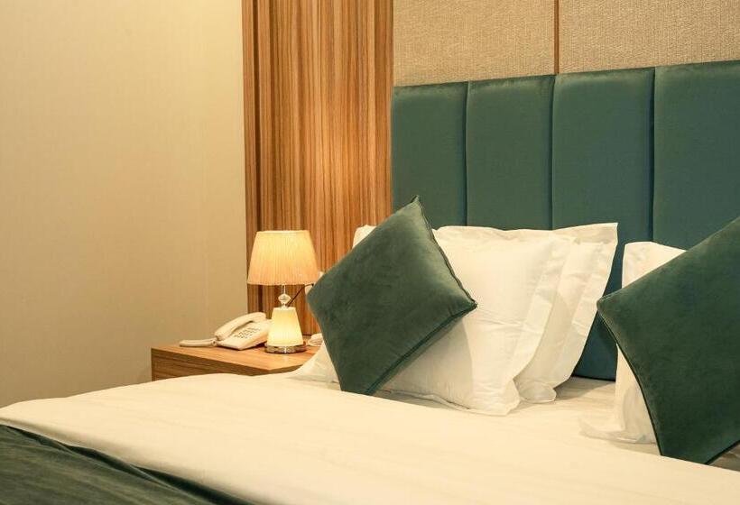 نصف الموسم للشقق المخدومة