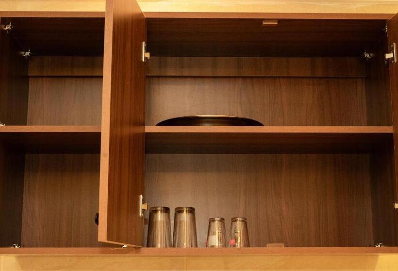 نصف الموسم للشقق المخدومة