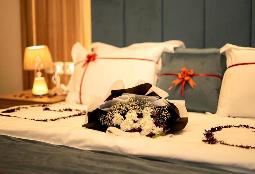 نصف الموسم للشقق المخدومة