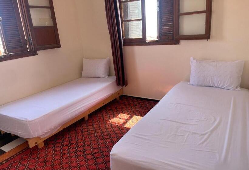 هاستل Wavehouse