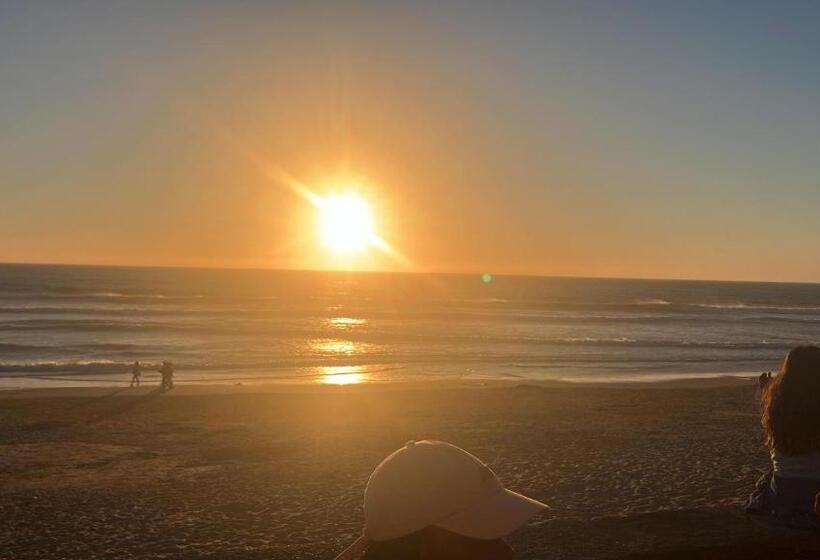 تختخواب و صبحانه Brisa Bright Retreat Near The Beach!