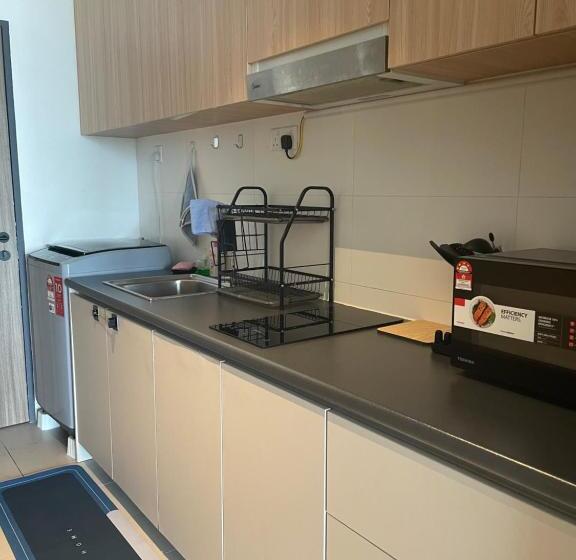 Getawayhub Roxy Sematan Beach Apartment