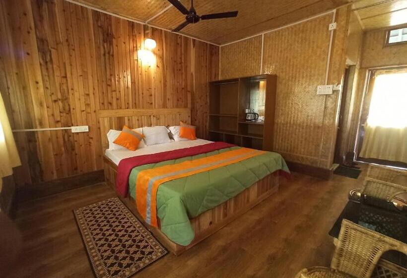 Grasshopper Jungle Queen Resort