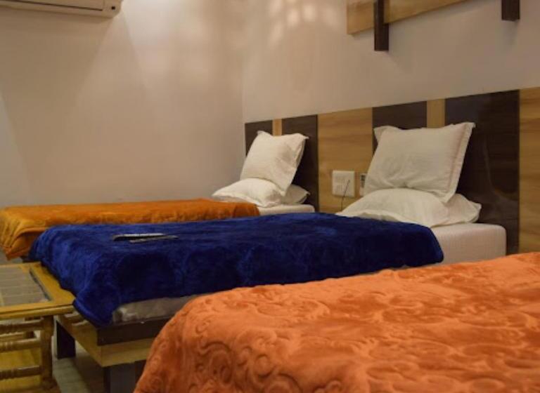 בית מלון כפרי Madhav Ahmedabad