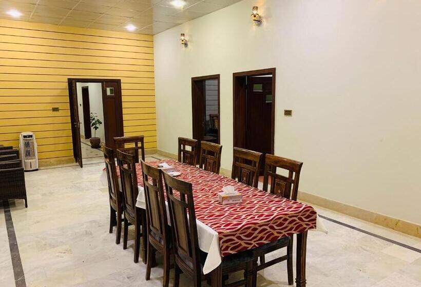 호텔 Quetta Food Club