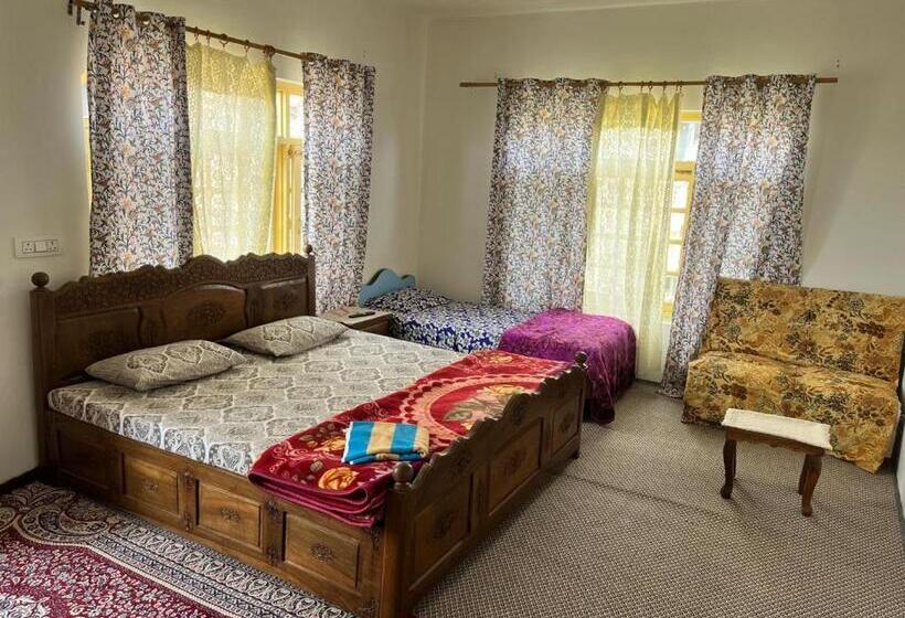 בית מלון כפרי Shahin Heritage And Homestays